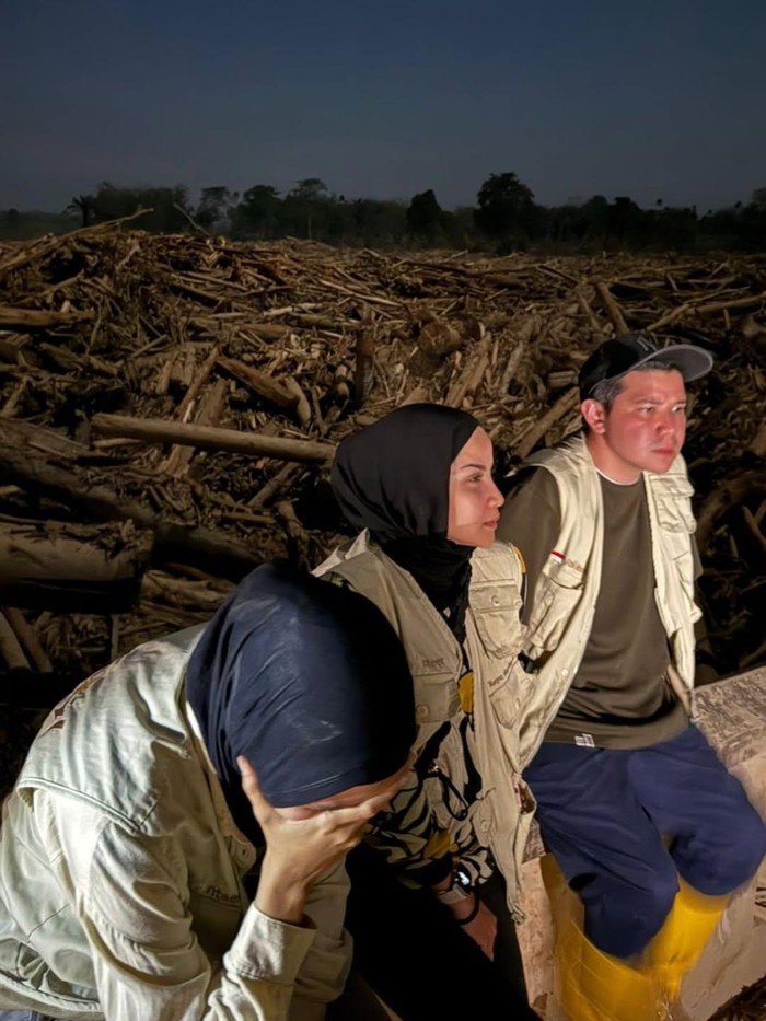 Zaskia Adya Mecca memperlihatkan kondisi di Aceh Tamiang.