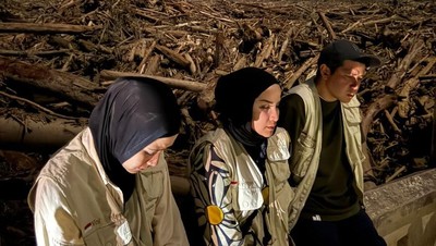 Air Mata Selebritas Lihat Langsung Kondisi Korban Banjir-Longsor Sumatera