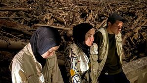 Air Mata Selebritas Lihat Langsung Kondisi Korban Banjir-Longsor Sumatera