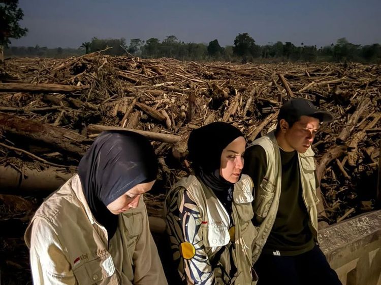 Air Mata Selebritas Lihat Langsung Kondisi Korban Banjir-Longsor Sumatera