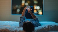 Bukan Blue Light, Ini yang Sebenarnya Bikin Susah Tidur kalau Pegang Ponsel