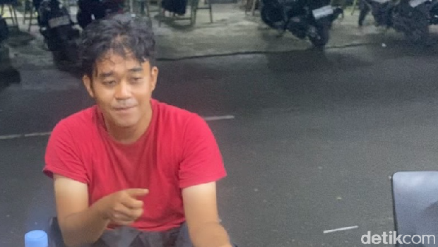 Adi Guenea Isman (26) guru PPPK Bahasa Jepang di SMK Negeri 2 Karang Baru, Kecamatan Karang Baru, Aceh Tamiang, Aceh. (Mhd Ilham Pradilla/detikSumut) Adi Guenea Isman (26) guru PPPK Bahasa Jepang di SMK Negeri 2 Karang Baru, Kecamatan Karang Baru, Aceh Tamiang, Aceh. (Mhd Ilham Pradilla/detikSumut)