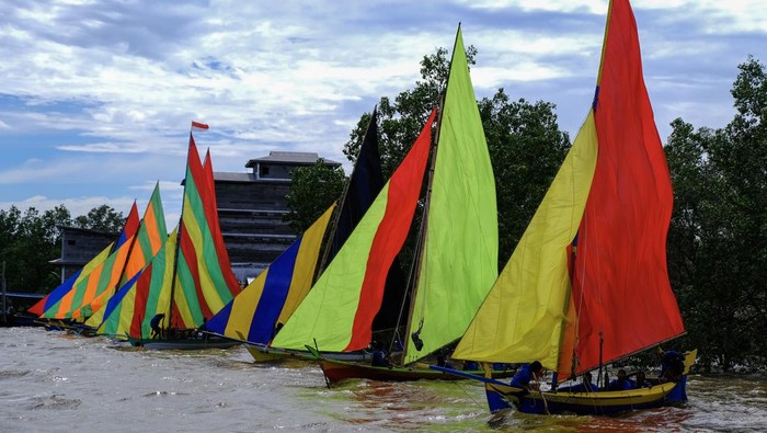 Peserta Festival Sampan Layar memacu kecepatan menuju garis finish di perairan Desa Bandul, Kecamatan Tasik Putripuyu, Kabupaten Kepulauan Meranti, Provinsi Riau, Sabtu (6/12/2025). Festival Sampan Layar tersebut diikuti oleh 21 peserta dari Kabupaten Bengkalis dan Kepulauan Meranti. ANTARA FOTO/Rahmat Santoso/Lmo/foc.