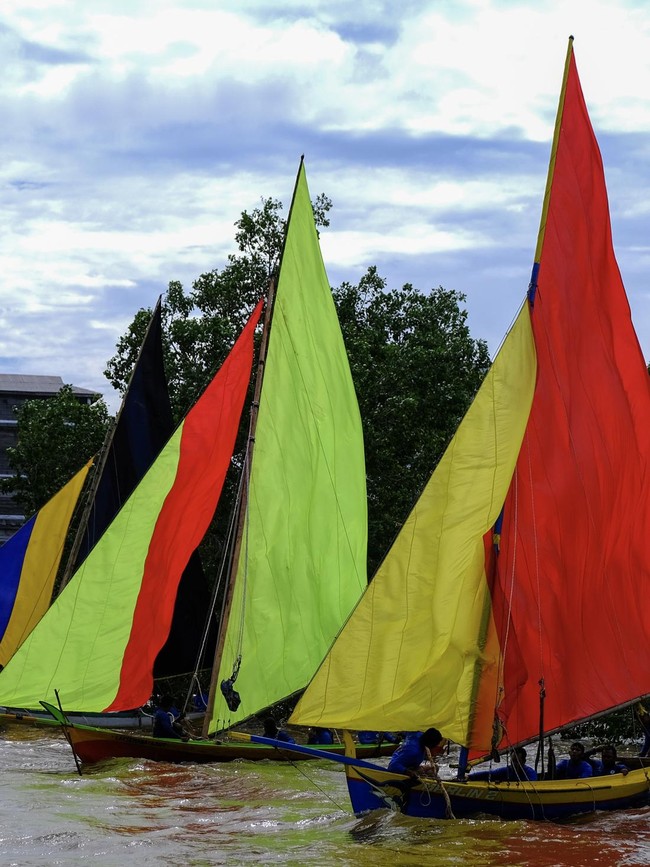 Adu Cepat Sampan Layar Warnai Perairan Meranti