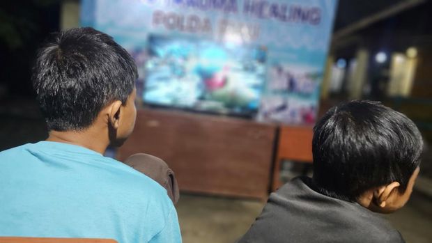 Akses jalan berlumpur dan dipenuhi material sisa bencana