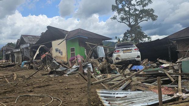 Akses jalan berlumpur dan dipenuhi material sisa bencana