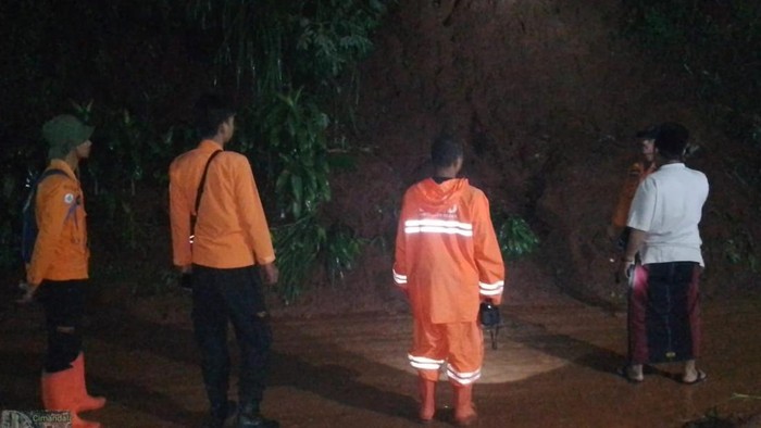 Longsor Sempat Tutup Jalan di Desa Cimandala Bogor, Kini Bisa Dilewati