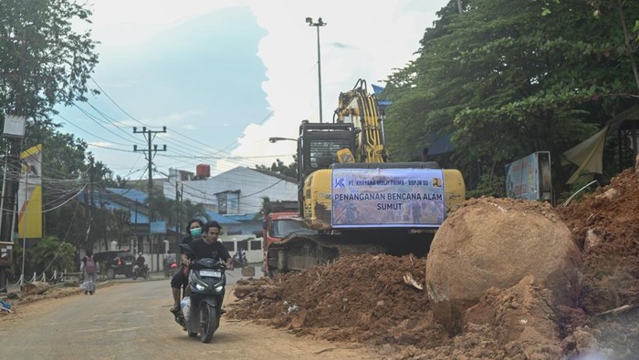 Warga melintas di Jalan Sisingamangaraja, Sibolga, Sumatera Utara, Sabtu (6/12/2025). Jalan utama penghubung tiga kawasan Tapteng, Sibolga dan Medan yang sebelumnya tertutup akibat bencana tanah longsor tersebut kini sudah dapat dilintasi warga. ANTARA FOTO/Muhammad Adimaja/foc.