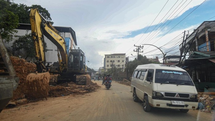 Warga melintas di Jalan Sisingamangaraja, Sibolga, Sumatera Utara, Sabtu (6/12/2025). Jalan utama penghubung tiga kawasan Tapteng, Sibolga dan Medan yang sebelumnya tertutup akibat bencana tanah longsor tersebut kini sudah dapat dilintasi warga. ANTARA FOTO/Muhammad Adimaja/foc.