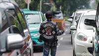Sejumlah komunitas motor berkumpul di sekitar Tugu Tani sebelum turun ke titik penggalangan dana. Koordinasi dilakukan melalui forum All Bikers, yang menghimpun klub dari seluruh Indonesia.