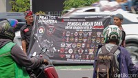 Puluhan logo komunitas motor terpampang di spanduk besar bertuliskan “Pray for Sumatera”. Spanduk ini menjadi simbol kuatnya solidaritas bikers dari berbagai daerah.