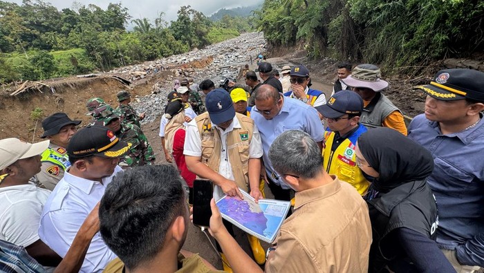 Andre Rosiade Cek Jembatan Putus di Agam Sumbar, Dorong Perbaikan Dikebut