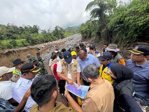 Andre Rosiade Cek Jembatan Putus di Agam Sumbar, Dorong Perbaikan Dikebut