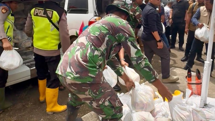 Andre Rosiade Serahkan 250 Paket Sembako untuk Korban Banjir di Malalak
