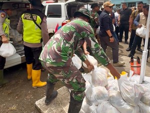 Andre Rosiade Serahkan 250 Paket Sembako untuk Korban Banjir di Malalak