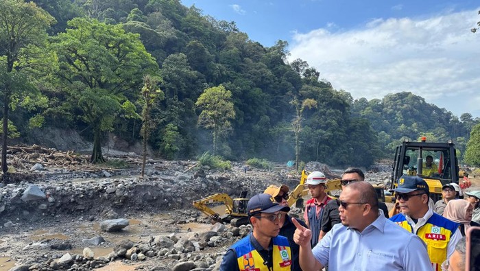 Andre Rosiade: Jalan Lembah Anai Ditargetkan Bisa Dilalui Motor Sore Ini