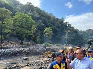 Andre Rosiade: Jalan Lembah Anai Ditargetkan Bisa Dilalui Motor Sore Ini