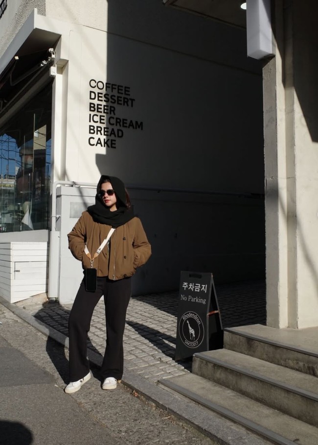 Seperti biasa penampilan ibu 1 orang anak itu selalu terlihat stylish dan memukau. Dalam foto terlihat ia memadukan jaket coklat dengan celana panjang hitam. Melengkapi penampilannya, Audi juga mengenakan kerudung hitam. Foto: Instagram/@audimarissa