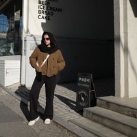 Seperti biasa penampilan ibu 1 orang anak itu selalu terlihat stylish dan memukau. Dalam foto terlihat ia memadukan jaket coklat dengan celana panjang hitam. Melengkapi penampilannya, Audi juga mengenakan kerudung hitam. Foto: Instagram/@audimarissa