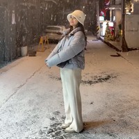 Audi tampak asik menikmati salju yang sedang turun di Seoul. Terlihat ia memadukan jaket tebal warna abu-abu dengan celana panjang putih dan bucket hat senada. Foto: Instagram/@audimarissa