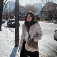 Pose di jalanan bersalju, Audi memadukan dalaman putih dengan celana panjang hitam dan blazer coklat. Syal hitam tampak dililitkan di lehernya sebagai pelengkap. Foto: Instagram/@audimarissa