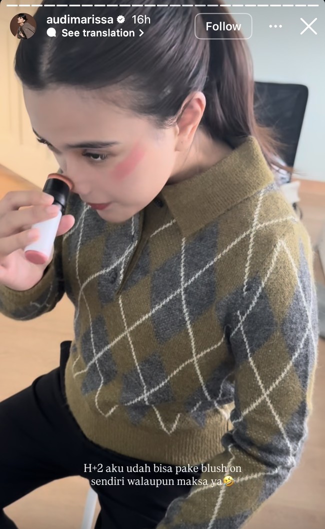 Hari kedua setelah operasi Audi sudah terlihat bisa melakukan aktivitas, seperti makeup sendiri, meski masih terlihat kesulitan. Foto: Instagram/@audimarissa