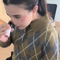 Hari kedua setelah operasi Audi sudah terlihat bisa melakukan aktivitas, seperti makeup sendiri, meski masih terlihat kesulitan. Foto: Instagram/@audimarissa