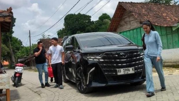 Azizah Salsha takziah ke rumah duka ayah Pratama Arhan di Blora, Minggu (7/12/2025). Azizah Salsha takziah ke rumah duka ayah Pratama Arhan di Blora, Minggu (7/12/2025).