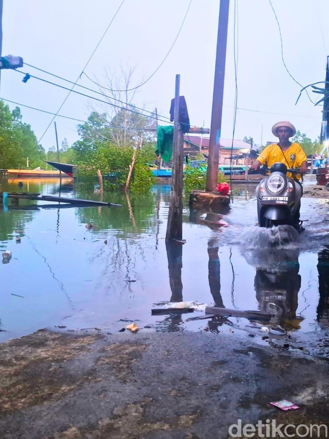 Potret Genangan Rob Pesisir Tarakan di Malam Minggu