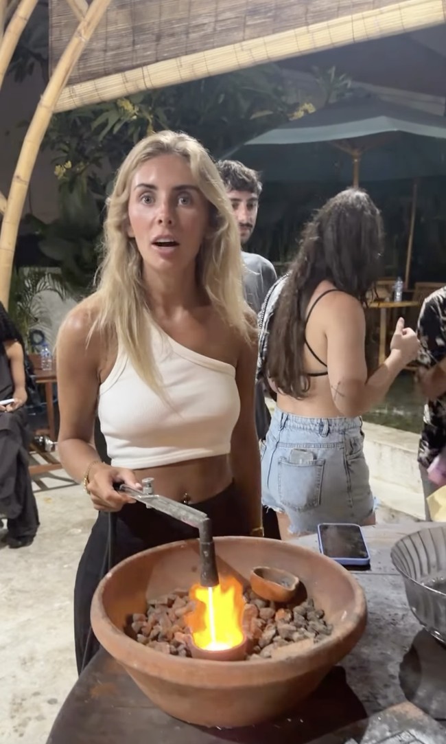 Wanita yang tinggal di Australia itu mendapatkan hujatan besar, bahkan dia disebut sebagai predator seks. “Bonnie Blue adalah predator yang memanfaatkan anak muda demi keuntungan pribadi,” tulis netizen di X.  Foto: dok. Instagram Bonnie Blue