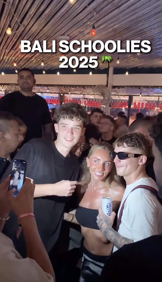 Bonnie Blue, nama panggung bagi Tia Emma Billinger, bukan sosok asing bagi dunia konten dewasa. Wanita 26 tahun asal Inggris itu kerap jadi kontroversi. Namun, kontroversi yang selama ini mengelilinginya akhirnya mencapai puncak ketika ia ditangkap di Bali atas dugaan produksi konten asusila. Foto: dok. Instagram Bonnie Blue