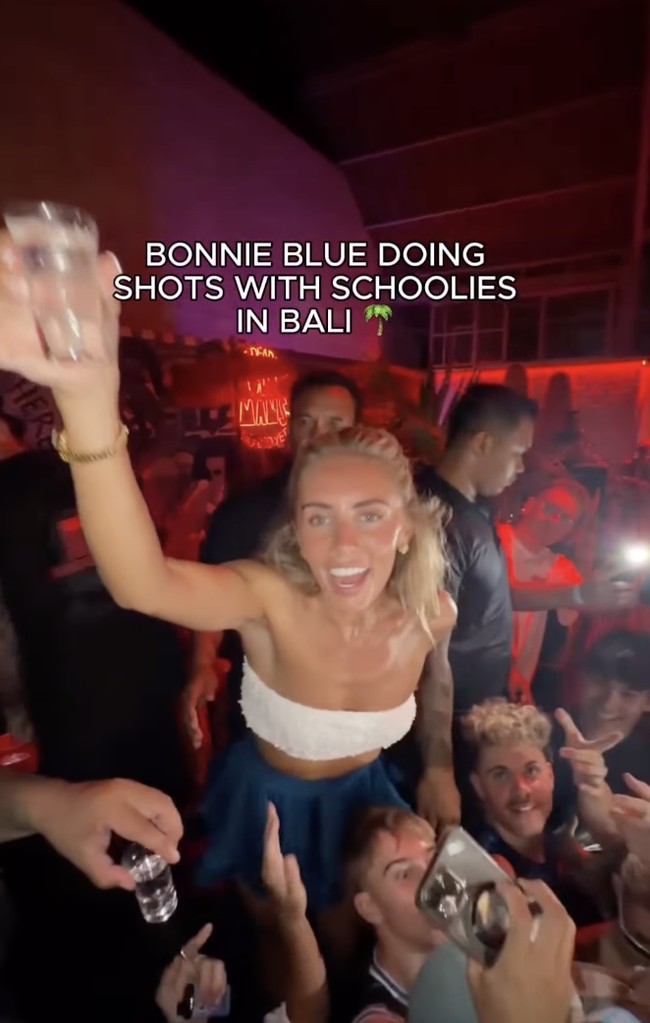 Dalam penggerebekan itu, polisi mengamankan 18 WNA, 14 warga Australia dan 4 warga Inggris. Dari jumlah tersebut, empat orang telah ditetapkan sebagai tersangka, termasuk Bonnie Blue. Bonnie mendapatkan ancaman hukuman berat.  Foto: dok. Instagram Bonnie Blue