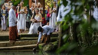 Seorang kiai mengambil air dari Sendang saat mengikuti prosesi kirab budaya Nyadran Kali Sendang Gede di Desa Wisata Kandri, Gunung Pati, Semarang, Jawa Tengah. Foto: ANTARA FOTO/Makna Zaezar