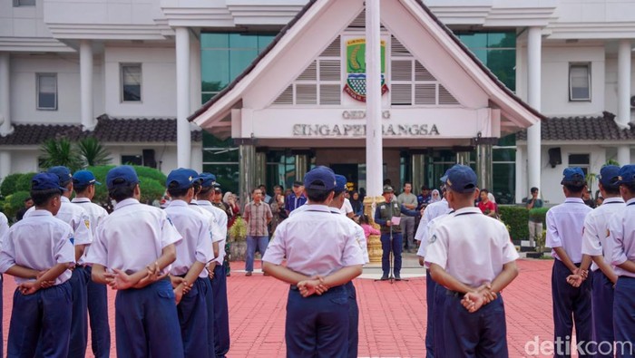 Menangani Kenakalan Remaja Karawang dengan Pembinaan di Barak Militer