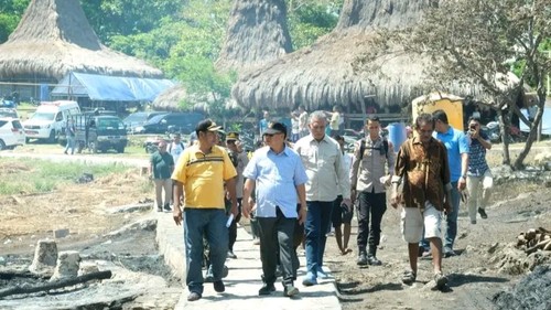 Bupati Sumba Barat Yohanis Dade serta jajaran Pemkab Sumba Barat meninjau lokasi kebakaran du Kampung Adat Waru Wora, Desa Patiala, Sumba Barat, NTT. (Dok. Prokopim Sumba Barat)
