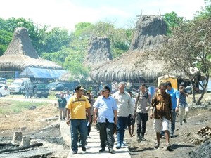 Bupati Pastikan Kampung Adat Waru Wora Segera Diperbaiki Setelah Kebakaran
