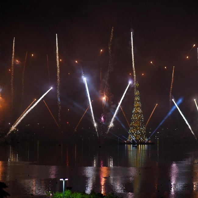 Cahaya Natal Rio Memukau, Pohon Raksasa Hiasi Pantai Botafogo