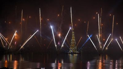Cahaya Natal Rio Memukau, Pohon Raksasa Hiasi Pantai Botafogo