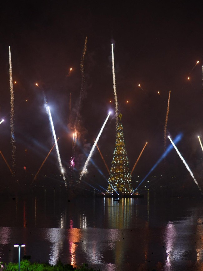 Cahaya Natal Rio Memukau, Pohon Raksasa Hiasi Pantai Botafogo