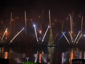 Cahaya Natal Rio Memukau, Pohon Raksasa Hiasi Pantai Botafogo