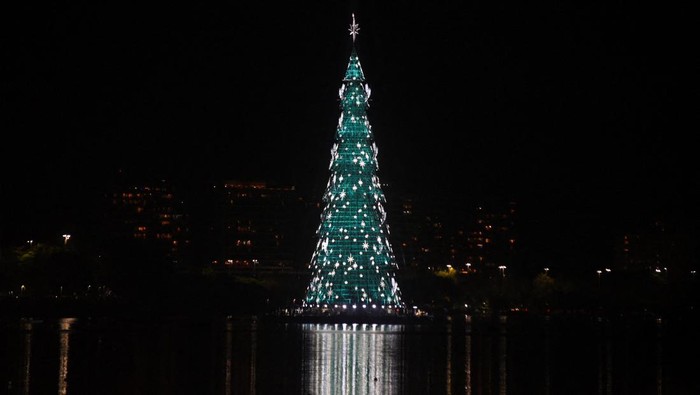 Fireworks light up the sky as a Christmas tree is illuminated during a ceremony at Rodrigo de Freitas Lake in Rio de Janeiro, Brazil, December 6, 2025. REUTERS/Tita Barros