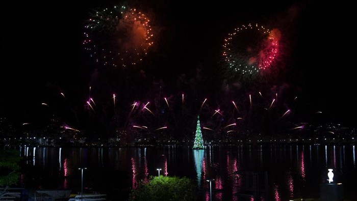 Fireworks light up the sky as a Christmas tree is illuminated during a ceremony at Rodrigo de Freitas Lake in Rio de Janeiro, Brazil, December 6, 2025. REUTERS/Tita Barros