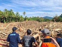 Warga Diizinkan Pakai Kayu Gelondongan Terbawa Banjir di Sumatera