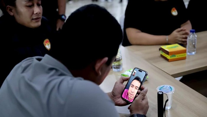 Gubsu Bobby Nasution melakukan video call dengan Raffi Ahmad usai menerima bantuan. (Dok. Diskominfo Sumut)