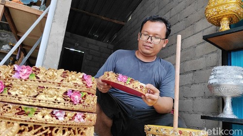 I Gusti Ngurah Krisnawan saat memperbaiki dulang milik pelanggannya di Desa Punggul, Kecamatan Abiansemal, Badung, Sabtu (6/12/2025). (Foto: Agus Eka/detikBali)