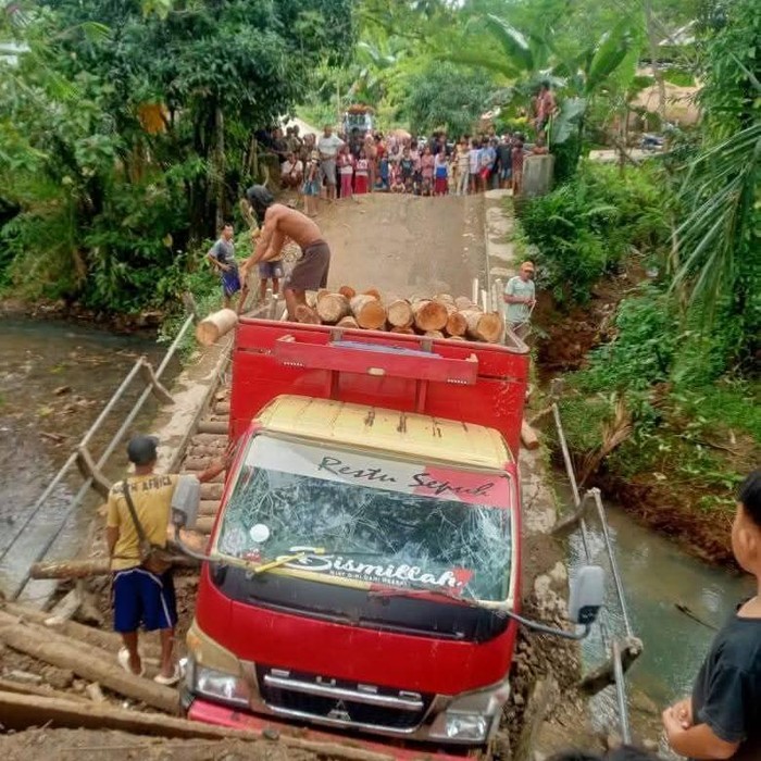 Jembatan di Pandeglang Ambruk, Anggota DPRD Minta Pemkab Segera Perbaiki
