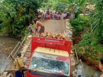 Jembatan di Pandeglang Ambruk Saat Dilewati Truk Angkut Kayu