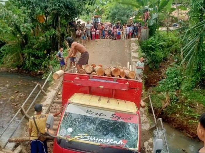 Jembatan di Pandeglang Ambruk Saat Dilewati Truk Angkut Kayu