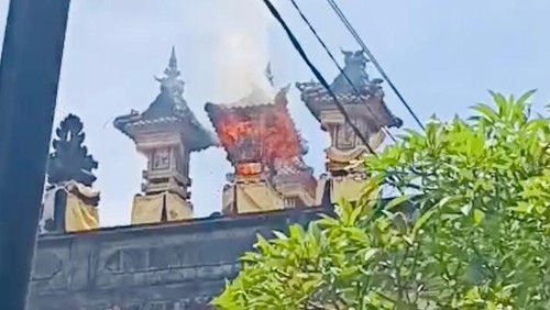 Kebakaran palinggih di merajan milik warga Lingkungan Kerta Sari, Kelurahan Padangkerta, Karangasem, Minggu (7/12/2025). (Dok. Polsek Karangasem)