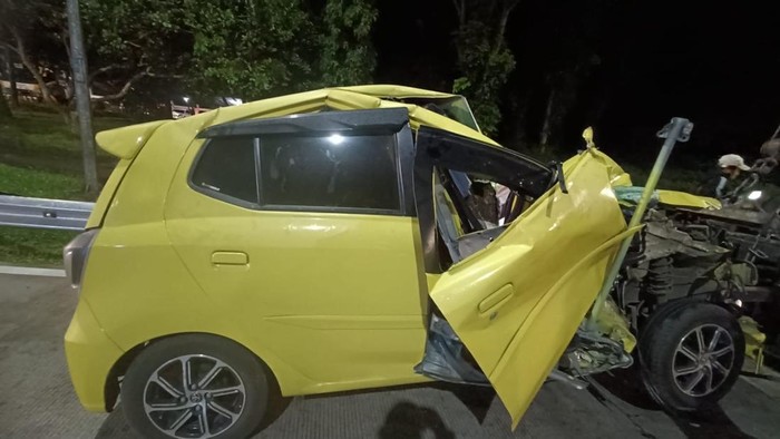 Brakk! Agya Ringsek Usai Tabrak Bokong Truk Beras di Tol Bawen-Semarang